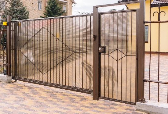 Купить ворота из профлиста с элементами ковки, с металлическими столбами в рамке или под дерево в Сафоново от 153840 руб